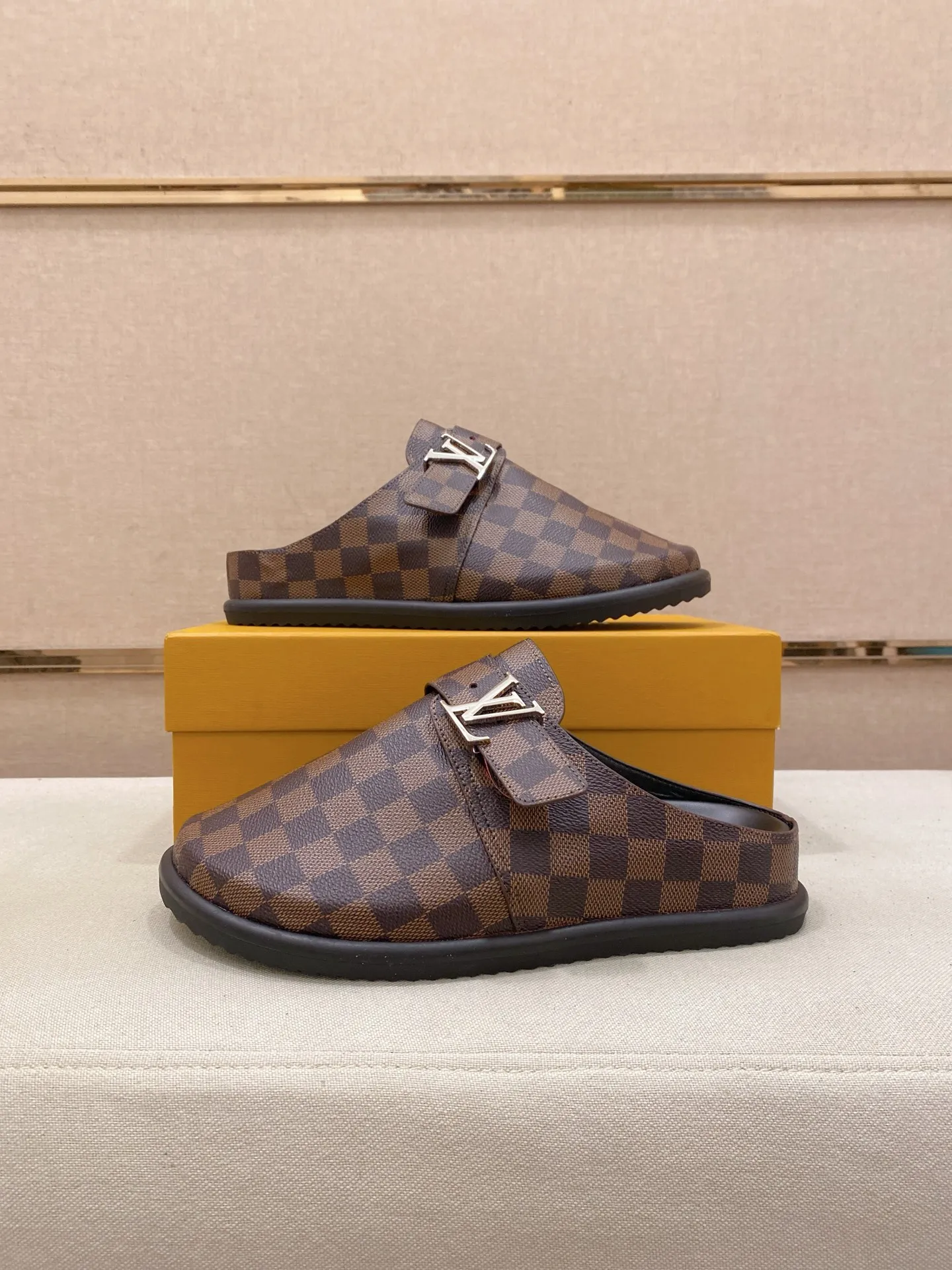Men's shoes 💰: 360💰Made by LV🔍Top purchasing agents, men's spring and summer slippers are synchronized in the counters. The uppers are made of imported materials from Italy with logo graphics and high-quality craftsmanship. The soles: original soles specially provided by the original factory. The exclusive movable molded soles are super comfortable. Original goods follow the order, 🔍🔍high quality, you can enter and exit the counter at will. Welcome to compare, code number 38-44.